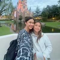 Berpose bersama ibunya, Sarah dan Nana terlihat bak kakak-adik alih-alih ibu dan anak. Pesona Sarah pun tampak saingi sang mama. Foto: Instagram/@nanamirdad_