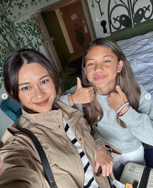 Walaupun memiliki perbedaan usia 26 tahun namun Nana dan Sarah terlihat kompak. Diketahui saat ini Nana sendiri sudah berusia 38 tahun. Foto: Instagram/@nanamirdad_