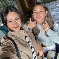 Walaupun memiliki perbedaan usia 26 tahun namun Nana dan Sarah terlihat kompak. Diketahui saat ini Nana sendiri sudah berusia 38 tahun. Foto: Instagram/@nanamirdad_