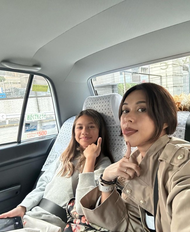 Sarah yang kini sudah memasuki usia remaja tampak cantik dengan rambut panjangnya. Banyak yang mengatakan jika Sarah sangat mirip dengan Andrew dibandingkan Nana. Foto: Instagram/@nanamirdad_