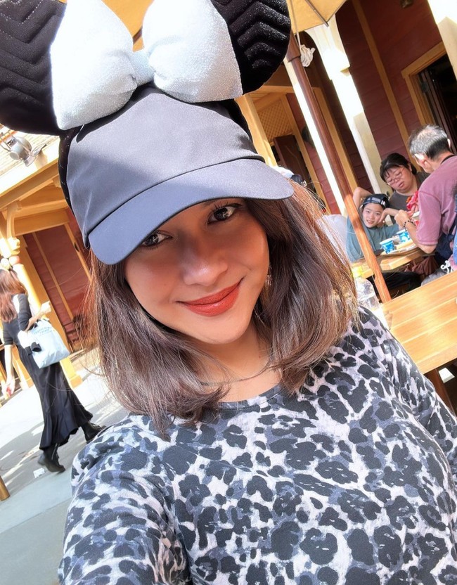 Melalui akun Instagram pribadinya Nana Mirdad membagikan foto-foto liburannya ketika berada di Jepang. Meski tanpa didampingi suaminya, Andrew White, Nana tetap terlihat bahagia dan begitu menikmati liburannya. Foto: Instagram/@nanamirdad_