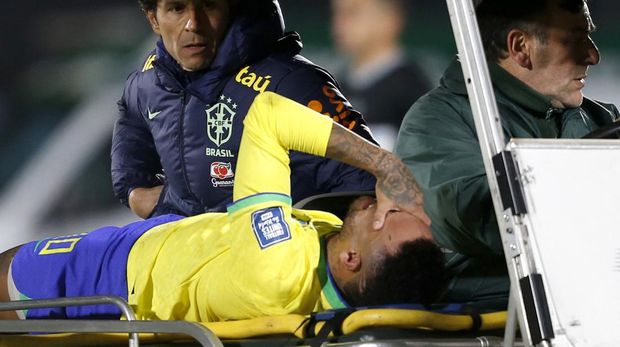 Soccer Football - World Cup - South American Qualifiers - Uruguay v Brazil - Estadio Centenario, Montevideo, Uruguay - October 17, 2023 Brazil's Neymar is brought off the pitch after sustaining an injury REUTERS/Andres Cuenca