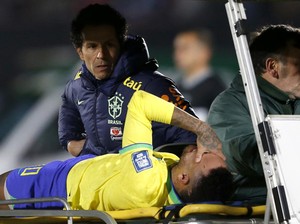 Tangis Neymar Kesakitan di Tengah Lapangan