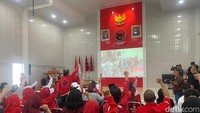 Nonton bareng pengumanan Mahfud MD sebagai cawapres ganjar Pranowo juga digelar oleh kader PDI Perjuangan di kantor DPD PDI Perjuangan Jawa Timur.