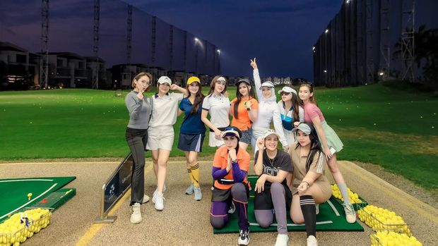 Penyanyi Novi Rizki kumpul arisan sambil main golf.