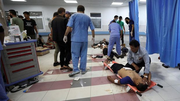 Orang-orang yang terluka mendapat perawatan di Rumah Sakit Shifa setelah ratusan warga Palestina tewas dalam ledakan di rumah sakit Al-Ahli di Gaza yang saling menyalahkan oleh pejabat Israel dan Palestina, di Kota Gaza, Jalur Gaza, 17 Oktober 2023. (REUTERS/Mohammed Al-Masri)
