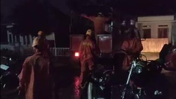 Tim Reaksi Cepat (TRC) BPBD Palopo menyiagakan 16 personel memantau titik rawan banjir dan longsor.