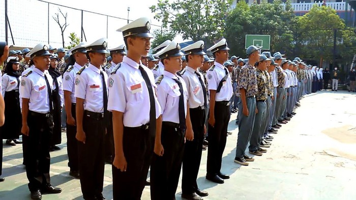 Pelajar mengikuti apel deklarasi damai di Karawang