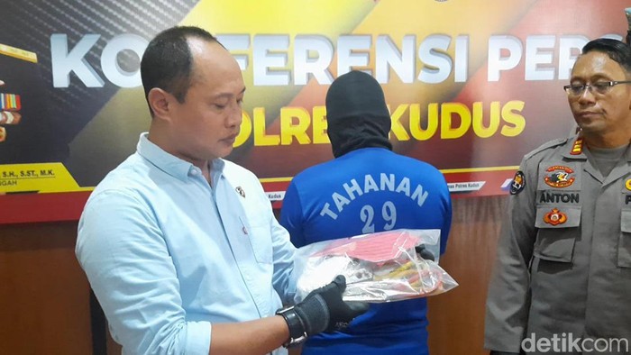 Polisi saat menggelar konferensi pers ungkap kasus tentang penganiayaan yang menyebabkan remaja meninggal di Mapolres Kudus, Rabu (18/10/2023).