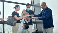 Ferdian VP Commercial Regular Pelita Air (kedua kanan) berfoto bersama usai pemberian tiket pulang pergi kepadan bapak Johan Sebastian beserta keluarga di Bandara Soekarno Hatta, Selasa (17/10/2023).  