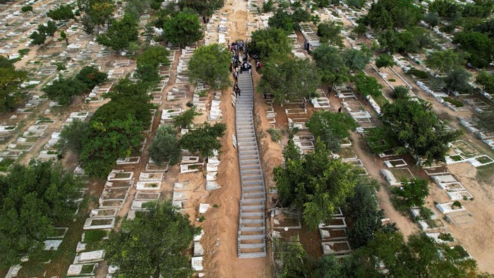 Mourners bury the bodies of Palestinians from Zraiee family, who were killed in Israeli strikes, at a cemetery in the central Gaza Strip, October 17, 2023. REUTERS/Mohammed Fayq Abu Mostafa