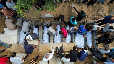 Pemakaman 11 Anggota Keluarga yang Tewas dalam Serangan Israel