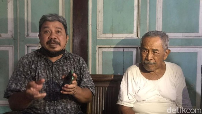 Pemilik rumah di Patangpuluhan Jogja, TKP penemuan koper misterius, Hari Santoso (53) dan ayahnya Kumoro Hadi. Foto diambil Rabu (18/10/2023)/