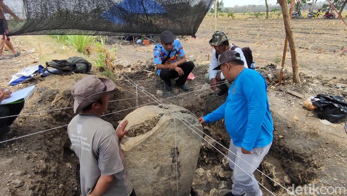 Penampakan Dua Prasasti Sambangan Penampakan Dua Prasasti Sambangan