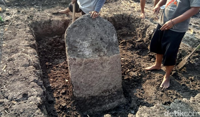 Penampakan Dua Prasasti Sambangan