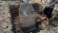 Bentuk keseluruhan dari 2 prasasti tersebut mulai terkuak. Setelah terkubur dalam tanah, kini sudah hingga dasar prasasti.