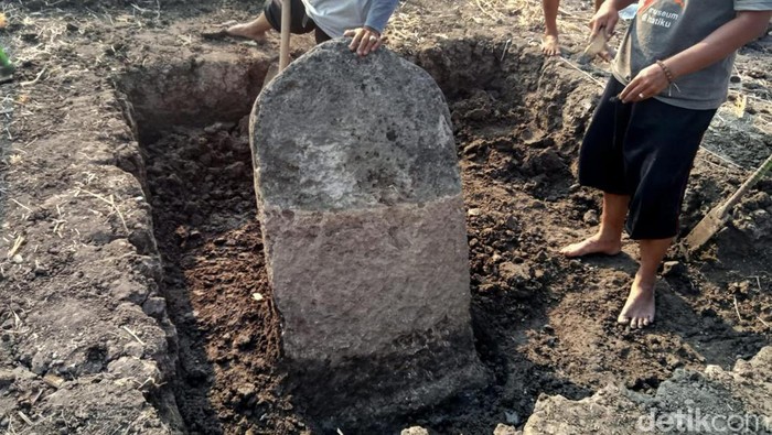 Penampakan Dua Prasasti Sambangan
