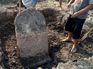 Geger! 2 Prasasti Ditemukan di Kebun Warga Lamongan Jatim, Begini Wujudnya