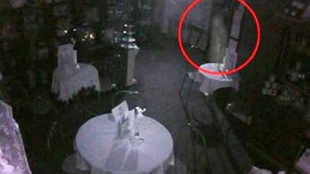 Pemilik ruang teh ini, Dan Clifford, mengambil foto ini pada tahun 2010 dan inilah yang dia temukan setelah melihat rekaman keamanan. Foto: Mirror