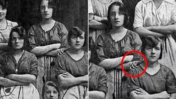 Penampaklan hantu yang tersembunyi dalam jepretan seram Irlandia ini pasti akan membuat 3ketakutan. Diambil lebih dari 100 tahun yang lalu, para ahli mencoba menjelaskan tangan sebagai tipuan cahaya atau kerutan pada kemeja. Tapi tidak ada ide yang berhasil. Foto: Mirror