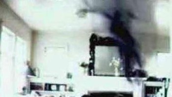 Gambar ini menunjukkan kabut hitam menakutkan yang melayang di dekat langit-langit. Foto: Mirror