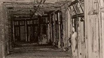 Gambar ini diambil di sebuah rumah sakit tuberkulosis yang ditinggalkan di Louisville, Kentucky pada tahun 2006. Seperti yang dapat Anda bayangkan, pada masa kejayaannya, rumah sakit ini mengalami banyak sekali penyakit dan kematian - membuat banyak orang percaya akan kemungkinan bahwa rumah sakit tersebut berhantu. Foto: Mirror