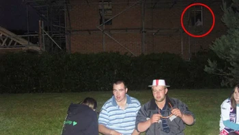 Gambar hantu wanita dan bayi terlihat mengintip dari jendela perumahan di Shropshire. Kelompok tersebut sedang nongkrong setelah pertandingan Piala Dunia dan ketika mereka mencari sosok aneh tersebut, tidak ada apa-apa di sana. Foto: Mirror
