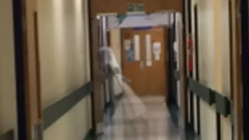 Sosok hantu ini terlihat di dekat bangsal anak-anak di Rumah Sakit Umum Leeds oleh pekerja rumah sakit Andrew Milburn. Ada beberapa cerita tentang suara langkah kaki di koridor tanpa ada orang di sekitarnya, tetapi tidak ada yang tertangkap kamera. Foto: Mirror