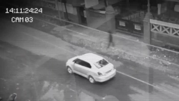 Rekaman CCTV menunjukkan hantu bayangan muncul dari jalan masuk dan langsung menuju lalu lintas. Foto: Mirror