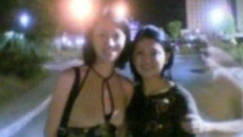 Siapa yang menggandeng tangan perempuan di sebalah kanan? Foto: Mirror