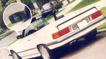 Wajah hantu muncul di kaca spion mobil dan fotografer mengatakan tidak ada orang di sekitar. Kelihatannya bagus, tapi wajahnya memang terlihat sangat mirip dengan gadis di film horor klasik. Foto: Mirror