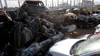 Mobil-mobil warga tersebut hancur dan hangus terkena serangan Hamas.  