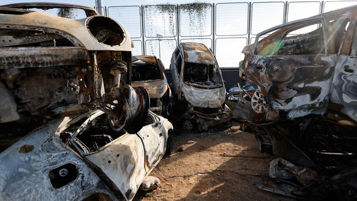 Penampakan Kuburan Mobil 'Korban Perang' di Sderot Israel An aerial view shows damaged vehicles that were destroyed in the ongoing conflict between Israel and the Palestinian Islamist group Hamas, are seen after being collected in Sderot, southern Israel, October 17, 2023. REUTERS/Amir Cohen