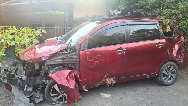 Penampakan mobil ringsek usai tabrak PJU dan pohon di Jalan Jogja-Wonosari Km 11, Gunungkidul, Selasa (18/10/2023).