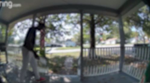 Nekat! Pengantar Makanan Ini Curi Paket di Depan Rumah Pelanggannya