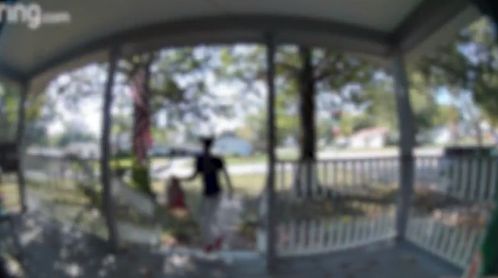 Nekat! Pengantar Makanan Ini Curi Paket di Depan Rumah Pelanggannya
