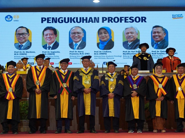 Pengukuhan enam guru besar Unnes di Semarang, Rabu (18/10/2023).