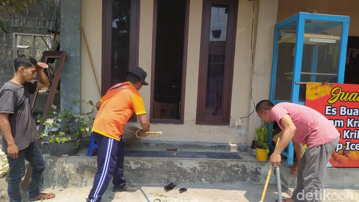 Perbaikan rumah yang mengalami kerusakan akibat kerusuhan di Muntilan, Rabu (18/10/2023)