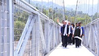 Konstruksi struktur bawah pylon jembatan gantung ini  berupa beton bertulang dengan pondasi sumuran. Jembatan Kaliregoyo tersebut sempat rusak akibat diterjang lahar dingin Gunung Semeru. (foto : Dokumen Humas Pemprov Jatim )