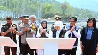 Gubernur Jawa Timur Khofifah Indar Parawansa meresmikan Jembatan Gantung Kaliregoyo di Desa Sumberwuluh, Kecamatan Candipuro, Lumajang. (foto : dokumen Humas Pemprov Jatim)