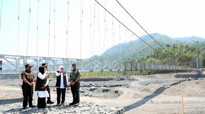 Khofifah Resmikan Jembatan Kaliregoyo Lumajang