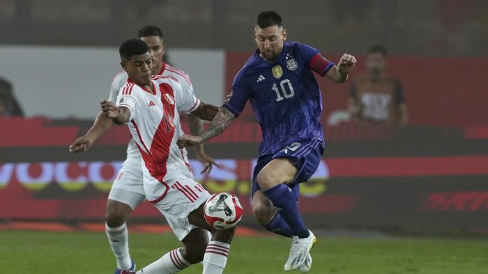 Argentinas Lionel Messi, right, and Perus Wilder Cartagena battle for the ball during a qualifying soccer match for the FIFA World Cup 2026 at the National stadium in Lima, Peru,Tuesday, Oct. 17, 2023.(AP Photo/Guadalupe Pardo)
