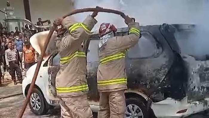 Petugas Damkar Solo saat memadamkan kebakaran mobil di Pendopo Kampus Institut Seni Indonesia (ISI) Solo, Rabu (18/10/2023).