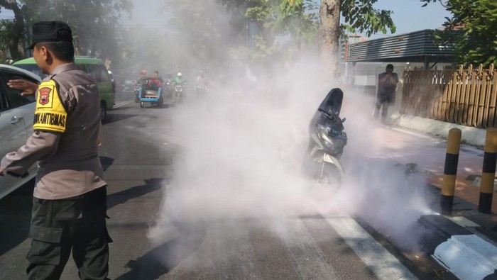 Petugas kepolisian saat mendatangi lokasi motor terbakar di jalan Jend Sudirman Kecamatan Kota, Kudus, Rabu (18/10/2023).