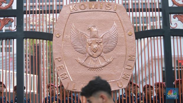 Petugas membersihkan logo KPU di kawasan gedung KPU, Jakarta, Rabu,(18/10/2023). Petugas membersihkan logo KPU di kawasan gedung KPU, Jakarta, Rabu,(18/10/2023). (CNBC Indonesia/Muhammad Sabki)