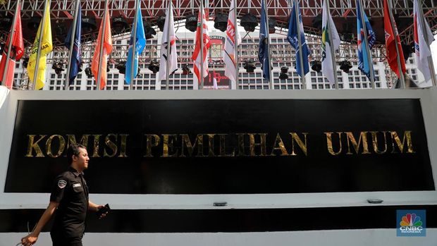Petugas membersihkan logo KPU di kawasan gedung KPU, Jakarta, Rabu,(18/10/2023). Petugas membersihkan logo KPU di kawasan gedung KPU, Jakarta, Rabu,(18/10/2023). (CNBC Indonesia/Muhammad Sabki)