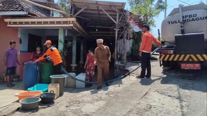 Petugas menyalurkan air bersih imbas kemarau panjang di Tulungagung
