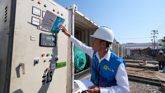 Petugas PLN melakukan pemeliharaan kelistrikan di Sulsel.