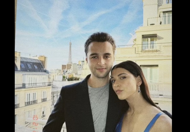 Phoebe Gates memamerkan kedekatannya dengan Arthur Donald yang memicu kabar pacaran. Arthur sendiri merupakan cucu paling tua dari pentolan The Beatles, Paul McCartney. Foto: Instagram