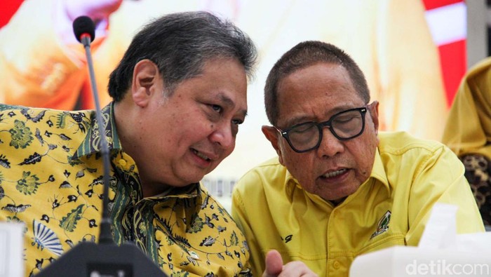 Ketum Golkar Airlangga Hartarto memimpin rapat pleno di kantor DPP Golkar, Jakarta, Rabu (18/10/2023) malam. Airlangga mengumpulkan pengurus parpol berlambang pohon beringin ini.
